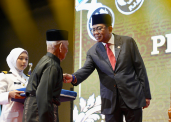 MOHAMED Khaled Nordin (kanan) ketika Majlis Penganugerahan Pingat Jasa Malaysia bagi tahun 2026, di sini hari ini.