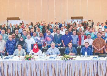 AHAMD Zahid Hamidi (duduk, tengah) bersama ahli pemukiman pada majlis Penggulungan Pemukiman Kementerian Kemajuan Desa dan Wilayah (KKDW) serta Syarikat Milikan Agensi Tahun 2026 di Hotel Raia, Ahad lalu. – UTUSAN/PUQTRA HAIRRY
