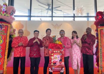 COLIN Lee (tiga dari kanan) dan Mohd Amirul Rizal (tiga dari kiri) dalam majlis pelancaran kempen “Kongsi Cahaya” sempena sambutan Tahun Baharu Cina 2026 di Galeri KL Wellness City, Bukit Jalil, di sini, hari ini.