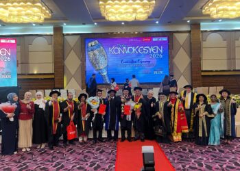 Pasangan kembar, Omar bersama Khaled serta tenaga pengajar pada Majlis Konvokesyen 2026.