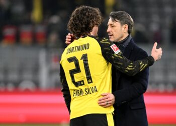 Penyerang Portugal dari Fábio Silva (#21) dari Borussia Dortmund kelihatan memberi reaksi bersama jurulatih kepala Dortund, Niko Kovač, selepas perlawanan Bundesliga antara Borussia Dortmund dan Heidenheim di Dortmund, Jerman. - AFP