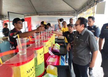 KAMALUDDIN Ismail ketika Sesi Walkabout dan Pelancaran Bazar Ramadan Rahmah (BRR), Program Ihsan Food Bank (i-FB) dan Patuh di Bazar Ramadan Taman Chempaka, Ipoh hari ini.