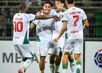 GABRIEL Palmero (dua dari kanan) meraikan gol pertama bersama rakan sepasukannya pada penampilan sulung bersama Kuching City pada aksi suku akhir kedua menentang DPMM FC di Stadium Negeri, Sabtu lalu.-IHSAN FB KUCHING CITY