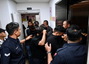 ANTARA penyokong Selangor FC yang dibawa ke Mahkamah Majistret Kuala Terengganu bagi permohonan perintah tahanan reman susulan. - UTUSAN/PUQTRA HAIRRY