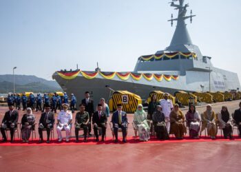 YANG Dipertua Negeri Sarawak, Tun Dr. Wan Junaidi Tuanku Jaafar (tengah) dan Toh Puan Datuk Patinggi Fauziah Mohd. Sanusi (tujuh dari kanan) pada pelancaran Kapal Tempur Pesisir (LCS) 3 milik Tentera Laut Diraja Malaysia (TLDM) yang diberi nama Sharif Mashor di Limbungan Lumut Naval Shipyard di Lumut.