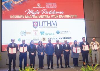 ZAMBRY Abd. Kadir (tengah) menyaksikan pertukaran dokumen perjanjian pada Sidang Akademia Penyelidikan Rangkaian Universiti Teknikal Malaysia (MTUN) Bersama Industri 2026 di Putrajaya semalam. – UTUSAN/FAISOL MUSTAFA