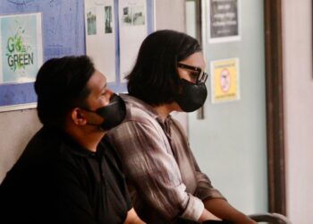 Orang yang disyaki (kanan) semasa hadir untuk prosiding pengurusan kes di Mahkamah Syariah Negeri Kelantan, Tunjong, Kota Bharu, Kelantan.