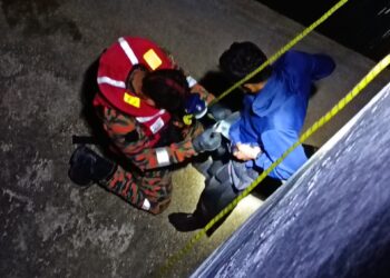 ANGGOTA bomba membantu menaikkan mangsa yang terselamat dalam kejadian di Empangan Sultan Azlan Shah, Ulu Kinta di Ipoh.