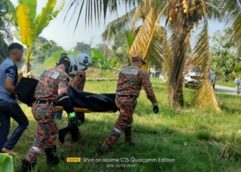 ANGGOTA bomba mengangkat mayat lelaki yang ditemukan lemas dalam parit di Bagan Datuk.