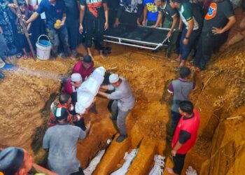 LIMA sekeluarga yang maut dalam kejadian kebakaran di Kampung Pamah Kulat selamat dikebumikan di Tanah Perkuburan Kampung Bukit Gelugor Pamah Kulat, Raub, Pahang. 