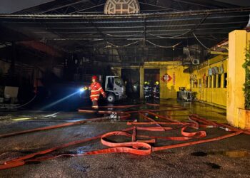 PASUKAN bomba berusaha memadam kebakaran gudang di Jalan Kebun Sultan, Kota Bharu, Kelantan. - UTUSAN/ ROSLIZA MOHAMED