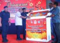 MOHAMMAD Azlin Sadari (tiga dari kiri) pada perasmian Kempen Op Selamat Sempena Sambutan Tahun Baharu Cina Negeri Perak di Plaza Tol WCE Teluk Intan, hari ini.