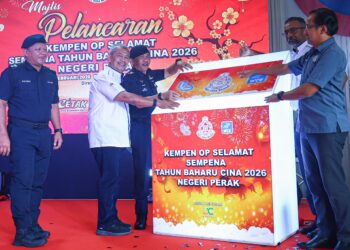 MOHAMMAD Azlin Sadari (tiga dari kiri) pada perasmian Kempen Op Selamat Sempena Sambutan Tahun Baharu Cina Negeri Perak di Plaza Tol WCE Teluk Intan, hari ini.