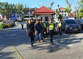RASYID Arsyad (depan) dan Mustari (belakang) dijatuhi hukuman penjara dua tahun oleh Mahkamah Majistret Teluk Intan selepas mengaku bersalah menipu seorang lelaki warga emas berhubung hadiah kemenangan loteri bulan lalu.