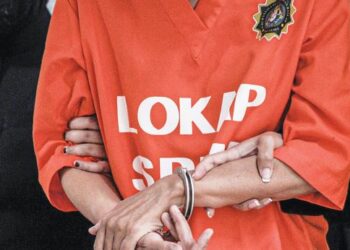 BAJU  oren dipakaikan kepada mana mana individu yang dibawa SPRM ke mahkamah untuk mendapatkan perintah reman. – GAMBAR HIASAN