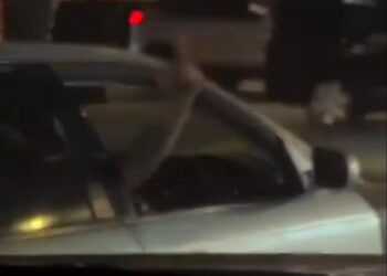 TANGKAP layar kejadian seorang lelaki menunjukkan parang dan isyarat lucah di Ipoh baru-baru ini.