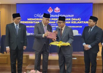 A. Aziz Deraman (dua dari kanan) mempersembah naskhah karya agung terbitan Yayasan Karyawan sebagai cenderahati kepada Tengku Temenggong Kelantan (dua dari kiri) pada Majlis  Penandatanganan MoA Penerbitan Naskhah Sejarah Kelantan di Kompleks Balai Islam Lundang, Kota Bharu, Kelantan.  - UTUSAN/MUSTAQIM MOHAMED