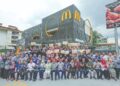 PARA pelajar dari pelbagai institusi yang hadir pada pelancaran Program Santun Pelajar dengan
menyediakan Nasi Mekdi di McDonald’s Titiwangsa, Kuala Lumpur, baru-baru ini. – UTUSAN/AMIR KHALID