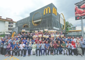 PARA pelajar dari pelbagai institusi yang hadir pada pelancaran Program Santun Pelajar dengan
menyediakan Nasi Mekdi di McDonald’s Titiwangsa, Kuala Lumpur, baru-baru ini. – UTUSAN/AMIR KHALID