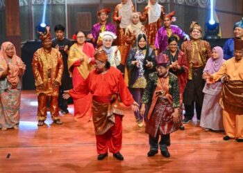 SAKRANI SAMSUDIN (kiri) dan AWANG SARIYAN tokoh di sebalik kejayaan persembahan  opereta anjuran Persatuan Teater Malaysia di Dewan Bahasa baru-baru ini.