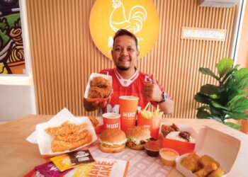 MUHAMMAD ZAKI  Shafie bersama menu jenama Muiz Hot Chicken di restoran miliknya di Bandar Sri Putra. 
– MINGGUAN/MUHAMAD IQBAL ROSLI