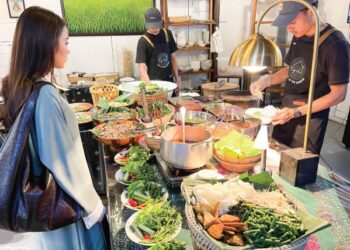 PELBAGAI pilihan lauk-pauk Melayu tradisional untuk berbuka puasa disediakan.