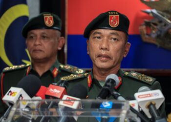 MALEK Razak Sulaiman (kanan) bercakap pada sidang akhbar selepas Sambutan Mula Tugas PAT ke-24 di Wisma Pertahanan di sini hari ini. - UTUSAN/FARIZ RUSADIO