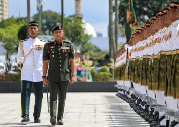 MALEK Razak Sulaiman (dua kiri) Memeriksa Kawalan Kehormatan Utama (KKU) pada Sambutan Mula Tugas PAT ke-24 di Wisma Pertahanan di sini hari ini. - UTUSAN/FARIZ RUSADIO