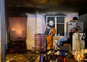 ANGGOTA bomba memadam kebakaran rumah di Jalan Lahat, Simpang Pulai di Ipoh semalam.