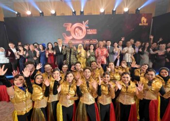 LEE Tian Hock (barisan belakang 11 dari kiri) dan Mohamad Haslah Mohamad Amin (barisan belakang lapan dari kiri) bergambar bersama kakitangan Matrix Concepts Holdings Berhad pada majlis makan malam bagi meraikan kakitangan syarikat itu di Seremban, kelmarin.