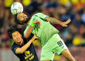 AKSI perlawanan pertama suku akhir Piala Malaysia di antara Negeri Sembilan FC dan Selangor FC di Seremban malam tadi.-GAMBAR/MFL