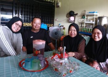 SITI Rozana Abdullah bersama suami, Zainal Daud dan anak mereka Nur Syafiqa Zainal (kanan) dan Nur Syadira Zainal (kiri) di dapur rumah mereka di Taman Seri Indah, Ijok yang menjadi tempat berniaga mereka. – UTUSAN/AFIQ RAZALI