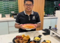 MUHAMAD Saifuddin Abdull Shukor menunjukkan hidangan sajian korea yang mendapat sambutan pelanggan di Meokja Korean Food Cafe, Seberang Jaya, Pulau Pinang.