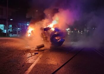 KEADAAN kenderaan pelbagai guna (MPV) yang terbakar selepas terlibat kemalangan di Kampung Wakaf Raja, Pasir Puteh, Kelantan.