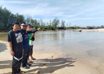 Pengusaha bot dan nelayan menunjukkan bot yang terpaksa ditinggalkan kerana tersangkut di beting pasir ketika melalui laluan keluar masuk Muara Merang, Setiu. – UTUSAN/WAN ZURATIKAH IFFAH WAN ZULKIFLI