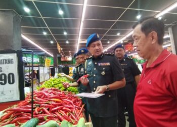 MOHD. Mufsi Lat (dua kanan) meninjau barang kawalan di sebuah pasar raya melalui program Pelaksanaan Skim Harga Maksimum Musim Perayaan (SHMMP) Tahun Baharu Cina di Bandar Jertih, Besut, Terengganu. -  UTUSAN / WAN ZURATIKAH IFFAH WAN ZULKIFLI