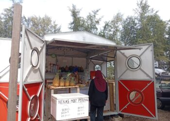 ROHANI Wahab berniaga di MyKiosk Pantai Teluk Ketapang, Kuala Nerus, Terengganu. – UTUSAN/ERMA YUSNIDA JUSOH