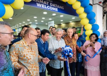 AHMAD Zahid Hamidi memotong riben sebagai simbolik perasmian Mydin Mart Bagan Datuk hari ini.