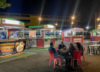 KONSEP bersantai melibatkan enam buah MyKiosk yang beroperasi sehingga lewat malam di Perlis menjadi tarikan di dataran pasar lama MPK, Kangar, Perlis. – UTUSAN/IZLIZAN OTHMAN
