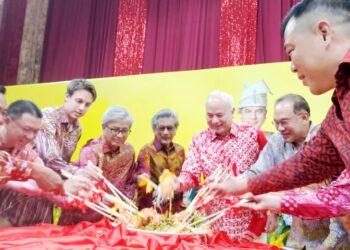 SULTAN Nazrin Muizzuddin Shah menggaul yee sang bersama tetamu pada Majlis Sambutan Tahun Baharu Cina Peringkat Negeri Perak Darul Ridzuan 2026 di Stadium Indera Mulia di Ipoh hari ini.