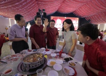 NGA Kor Ming (tengah) beramah mesra dengan tetamu pada Majlis Sambutan Tahun Baharu Cina oleh Dewan Perhimpunan Cina Perak di Ipoh hari ini.