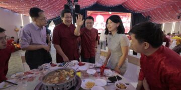 NGA Kor Ming (tengah) beramah mesra dengan tetamu pada Majlis Sambutan Tahun Baharu Cina oleh Dewan Perhimpunan Cina Perak di Ipoh hari ini.