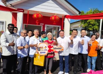 NGA Kor Ming (empat dari kanan) menyampaikan replika kunci kepada Chan Fook Yan (empat dari kiri) pada program Sentuhan Kejayaan Kampung Baru 2025 di Kampung Baru Simpang Jalong, Sungai Siput.