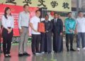NGA Kor Ming (tiga dari kiri) menyampaikan bantuan Madani sempena Tahun Baharu Cina kepada pelajar di Sekolah Rendah Jenis Kebangsaan (SRJK) Cina Bercham, Ipoh semalam.