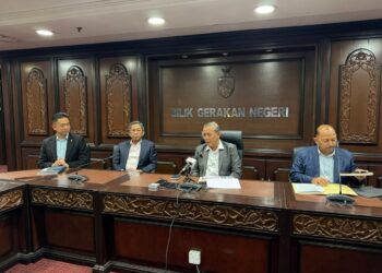 AMINUDDIN Harun pada sidang media selepas mempengerusikan Mesyuarat Mingguan Exco di Wisma Negeri, Seremban hari ini. - GAMBAR/PEJABAT MB