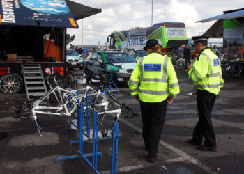GAMBAR fail dua anggota polis meronda di sebuah parkir di London. - Foto AFP