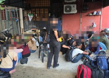 SEBAHAGIAN pendatang asing tanpa izin (PATI) yang ditahan Jabatan Imigresen Kelantan dalam operasi di Wakaf Che Yeh, Kota Bharu, Kelantan.