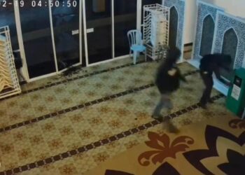 DUA individu menceroboh masuk ke dalam Masjid An-Nasriyah, Jalan Raja Omar Simpang Empat, Sitiawan dan memecahkan tiga tabung masjid sebelum melarikan wang dalam kejadian semalam.