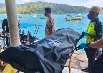 MAYAT mangsa dibawa  keluar dari Pulau Perhentian untuk di bawa ke Hospital Besut, Besut, Terengganu. - IHSAN POLIS