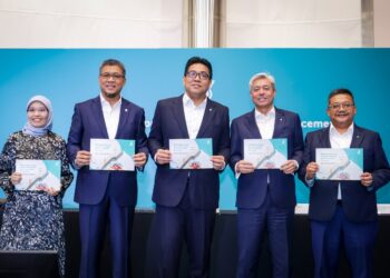 TENGKU Muhammad Taufik (tengah), bersama Naib Presiden Eksekutif merangkap Ketua Pegawai Kewangan Kumpulan Petronas, Liza Mustapha (kiri), Ketua Pegawai Operasi Petronas, Mohd Jukris Abdul Wahab (dua kiri), Naib Presiden Eksekutif merangkap Ketua Pegawai Eksekutif Perniagaan Gas dan Maritim Petronas, Datuk Adif Zulkifli (empat kiri) dan, Naib Presiden Eksekutif merangkap Ketua Pegawai Eksekutif Perniagaan Hiliran Petronas, Datuk Sazali Hamzah pada sidang akhbar Majlis Pengumuman Keputusan Kewangan Kumpulan Petronas 2025 di Menara Berkembar Petronas (KLCC) di sini, hari ini. - UTUSAN/MUHAMAD IQBAL ROSLI